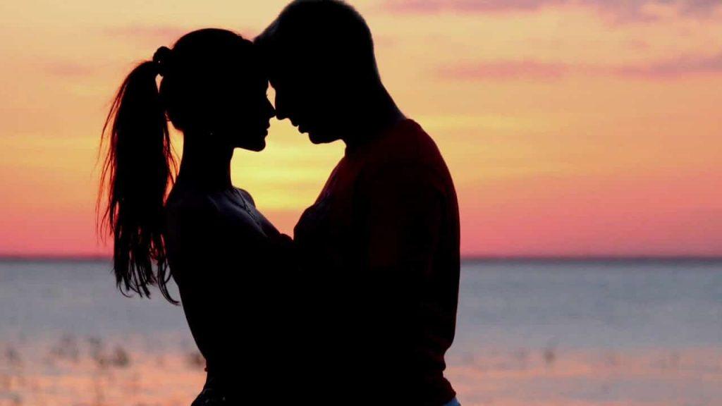 Anda por aí muita gente, a namorar sozinha!